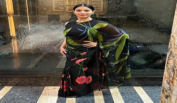 अभिनेत्री तनीषा मुखर्जी ने अपने शानदार साड़ी लुक्स से एक फैशन ट्रेंड सेट किया